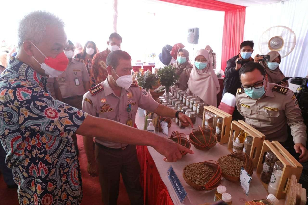 Gubernur Jawa Tengah Ganjar Pranowo saat mengunjungi gebyar ekspor pertanian 2021 yang digelar Kementerian Pertanian. (Foto: Istimewa)