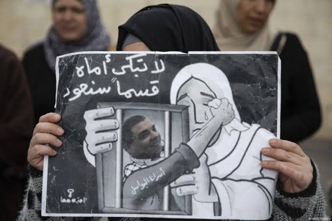 Seorang aktivis Palestina tengah memprotes penderitaan yang dialami kaumnya ditahan Isreal. (Foto: afp)