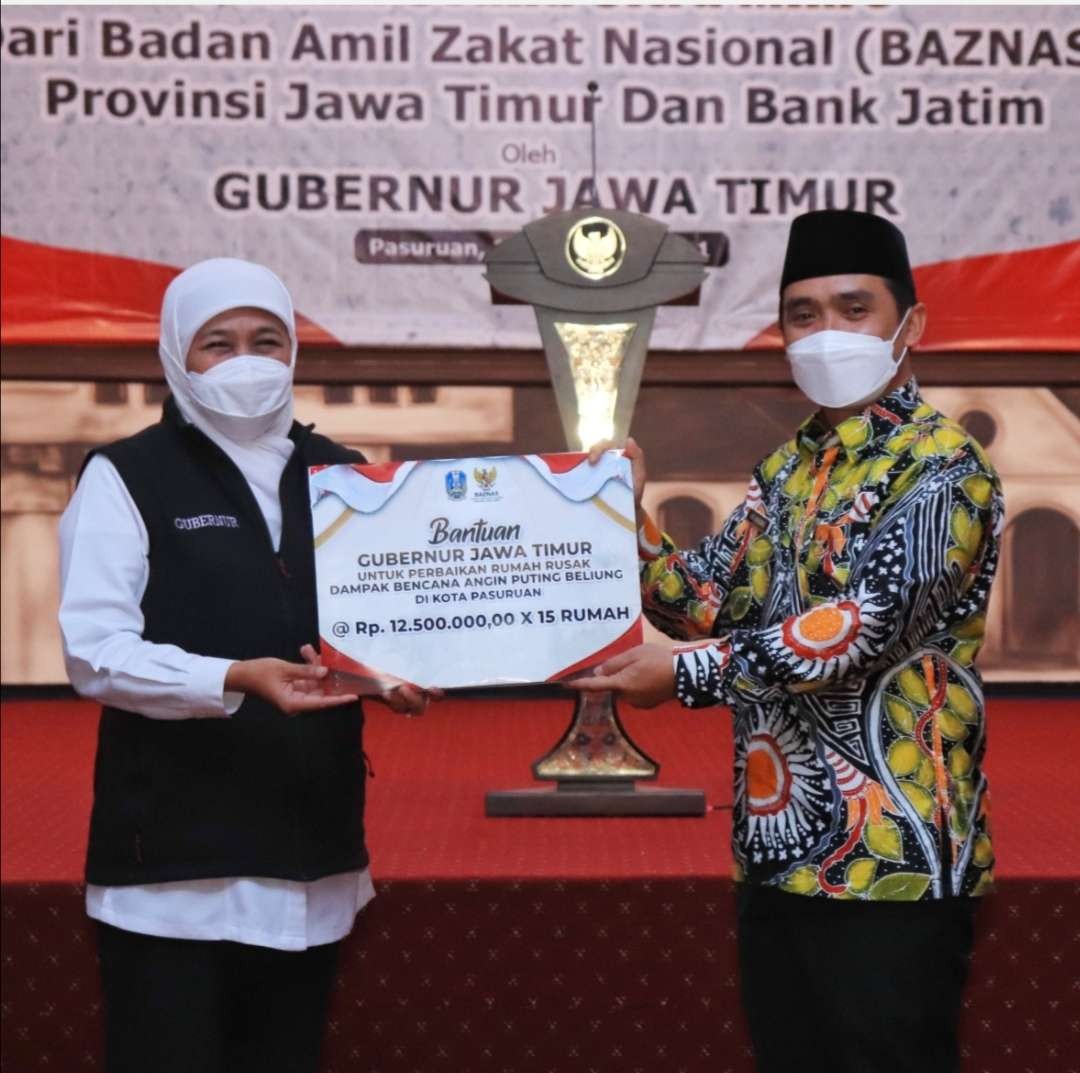 Gubernur Jawa Timur Khofifah Indar Parawansa dan Wakil Walikota Pasuruan Adi Wibowo saat menyerahkan bantuan untuk UKMK.(Foto: Dinas Kominfo Kota Pasuruan)