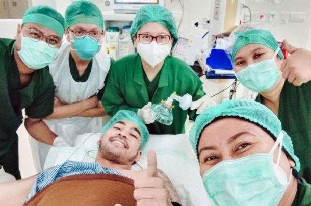 Robby Purba pose bersama tim medis menjelang operasi pengangkatan Tumor. (Foto: Instagram @robbypurba)