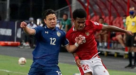 Pemain Timnas Indonesia Ramai Rumakiek bertarung dengan pemain Thailand, Thanawat Suengchitthawon, pada leg kedua final Piala AFF 2020, Sabtu 1 Januari 2022. (Foto: Instagram/@pssi)