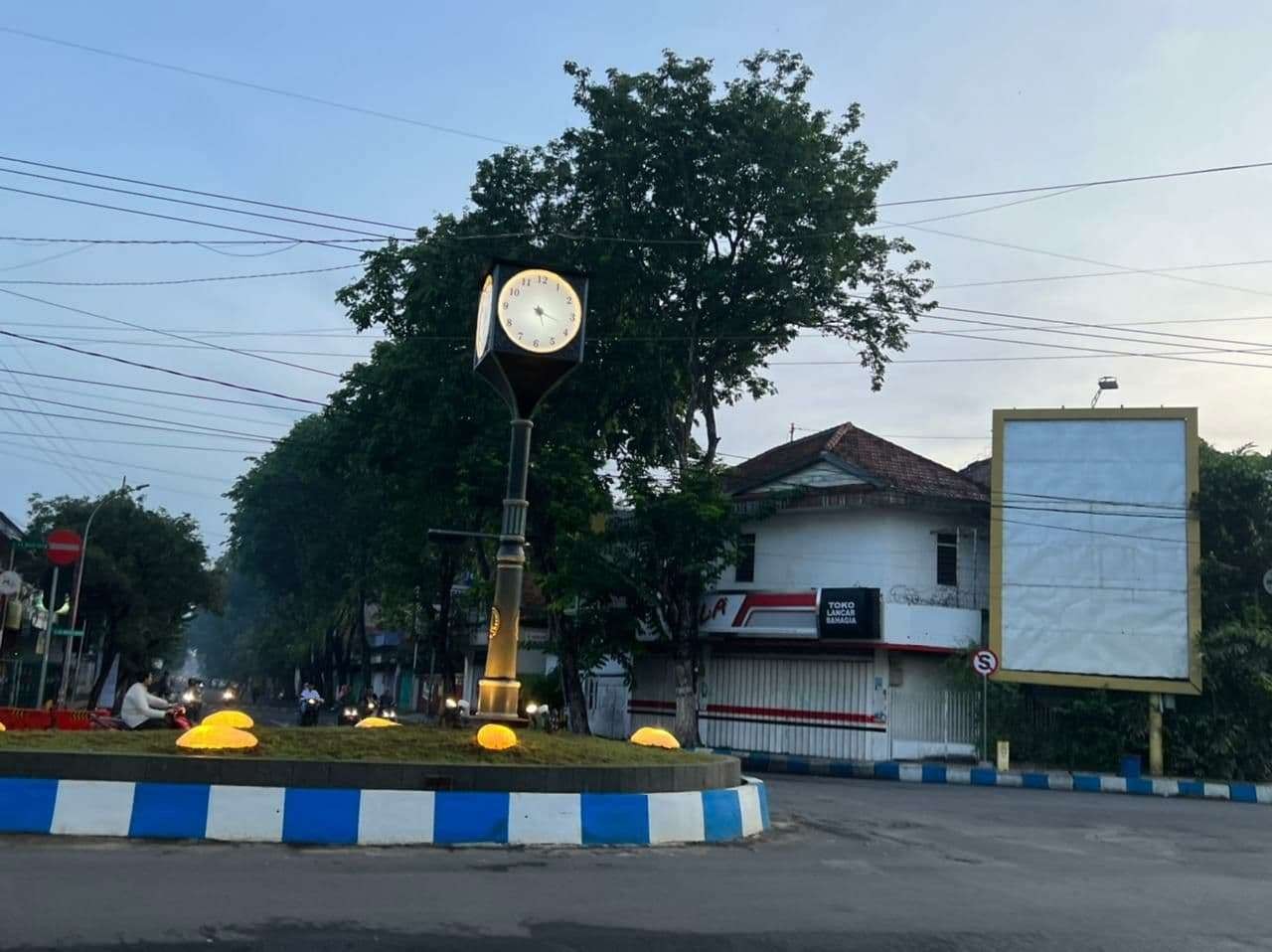 Pemerintah Kota Pasuruan tambah ikon baru kota dengan memasang Tugu Jam berukuran jumbo di simpang empat jalan di dekat Lapas Kota Pasuruan. (Foto: ist)