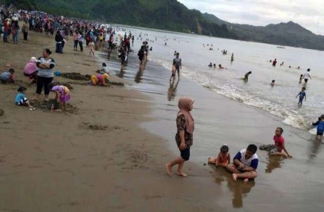 Pantai Gemah di Tulungagung ramai dikunjungi wisatawan domestik pada liburan tahun baru. (Foto: Istimewa)