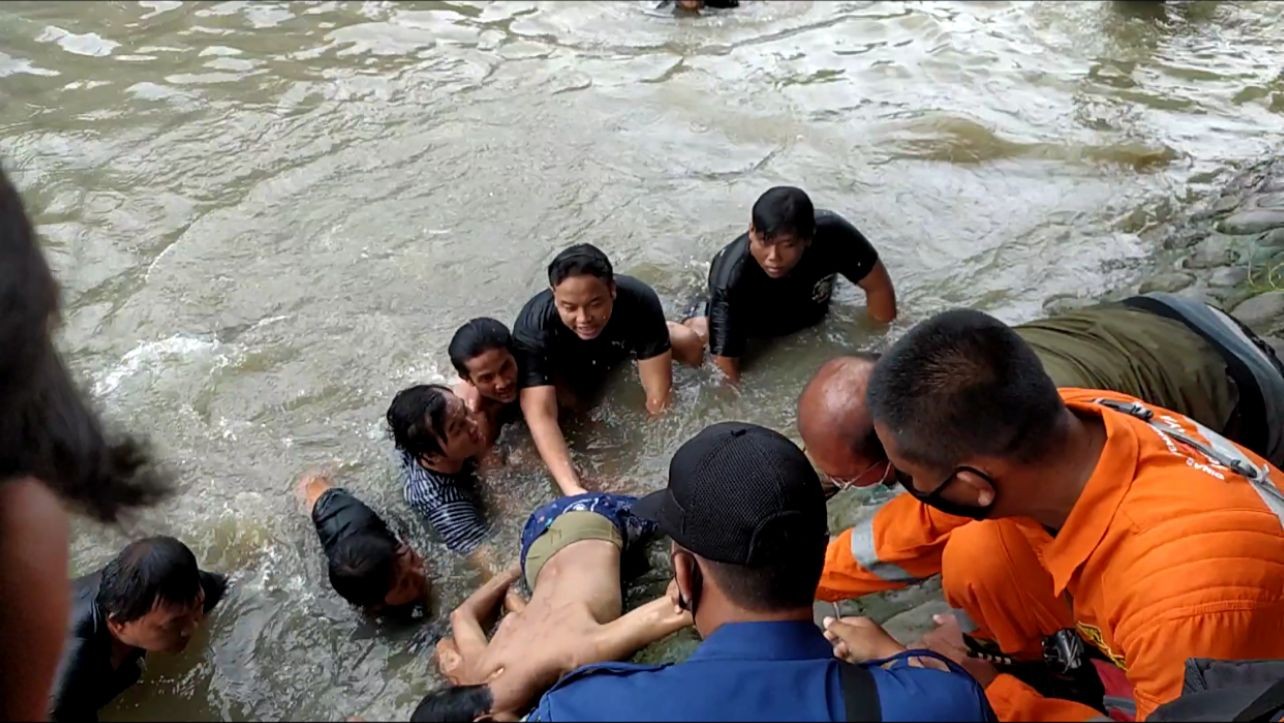 Proses evakuasi jenazah korban tenggelam. (Foto: Andhi Dwi/Ngopibareng.id)
