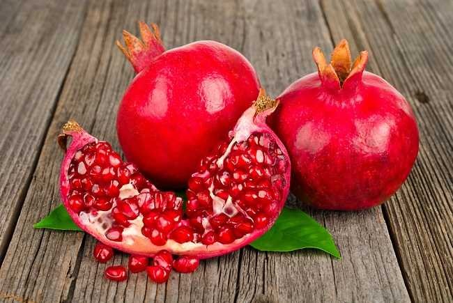 Ilustrasi buah delima memiliki warna merah dan rasa asam manis bermanfaat membantu atasi banyak penyakit. (Foto: Istimewa)
