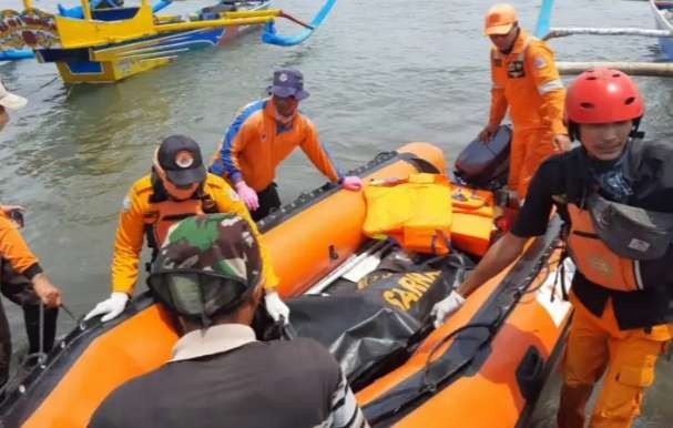 Tim SAR gabungan menemukan jenazah seorang nelayan Situbondo yang hilang tercebur ke laut akibat disambar petir dengan kondisi mengambang tidak bernyawa. (Foto: BPBD Situbondo)