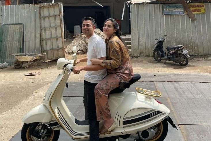Raffi Ahmad bonceng sang istri, Nagita Slavina dengan Vespa Dior. (Foto: YouTube RANS Entertainment)