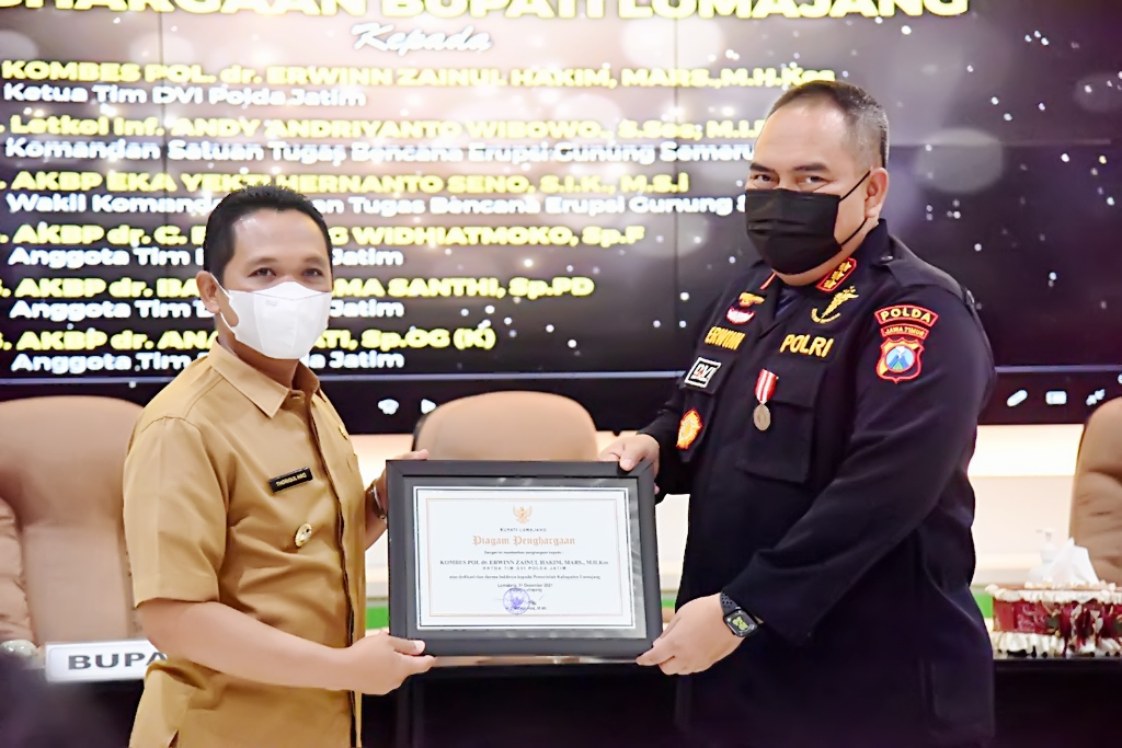 Bupati Lumajang Thoriqul Haq apresiasi kerja relawan Tim penanganan bencana erupsi Semeru. Apresiasi itu ia berikan dengan bentuk penghargaan. (Foto: Kominfo Lumajang)