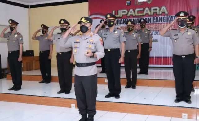 Empat puluh empat personel Polres Situbondo Jawa Timur naik pangkat setingkat lebih tinggi di awal 2022.(foto: humas polres situbondo)