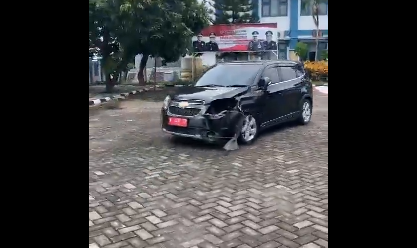 Video mobil berpelat merah menerobos pagar Rumah Detensi Imigrasi (Rudenim) Surabaya di Raci, Pasuruan, Jatim, viral di media sosial. (Foto: tangkapan layar)