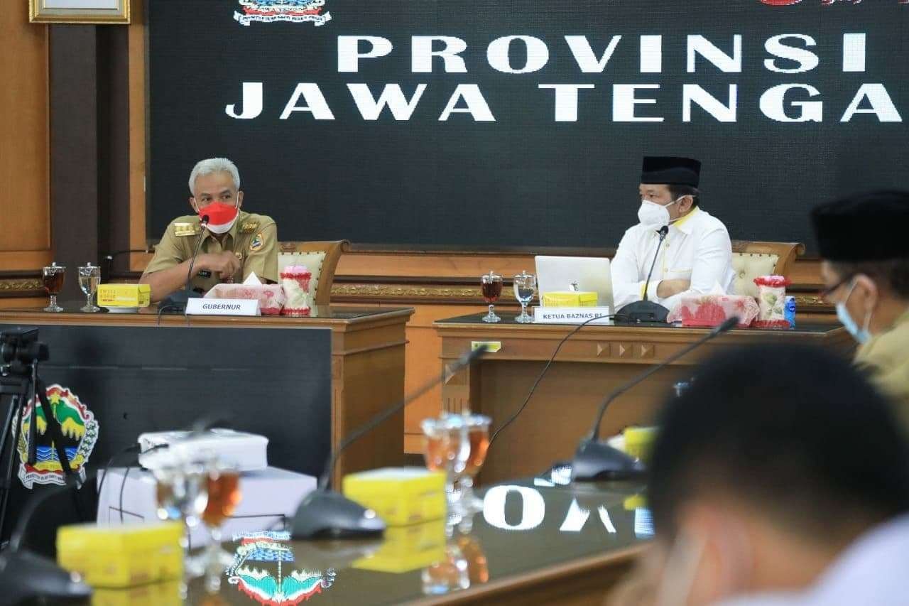 Gubernur Jawa Tengah Ganjar Pranowo bersama Ketua BAZNAS RI Nur Ahmad, Senin 3 Januari 2022. (Foto: Ist)