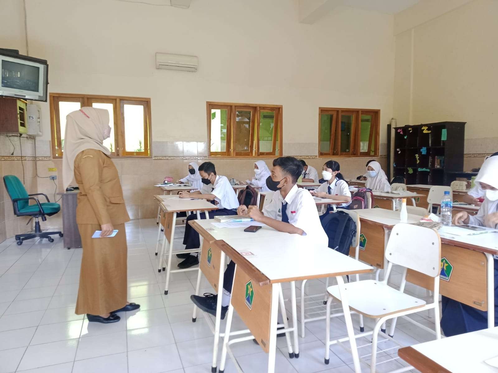 Proses belajar mengajar di SMPN 5 Kota Malang di hari pertama masuk sekolah, Senin 3 Januari 2021. (Foto: Lalu Theo/Ngopibareng.id)