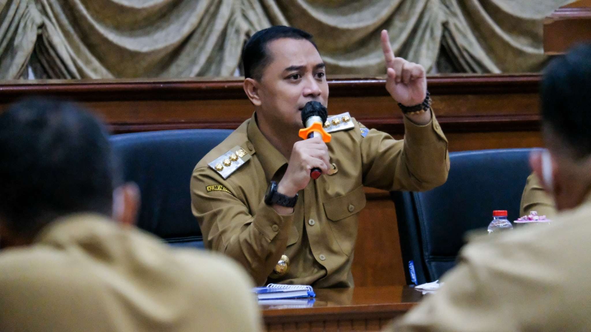 Walikota Surabaya, Eri Cahyadi saat memberi pengarahan pada para lurah di Aula Sawunggaling Pemkot Surabaya, Senin 3 Januari 2021. (Foto: Istimewa)