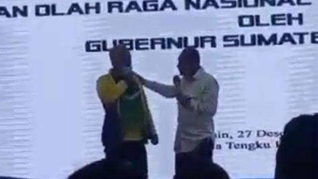 Gubernur Sumatera Utara (Sumut) Edy Rahmayadi menjewer kuping pelatih biliar Khairuddin Aritonang alias Choki. (Foto: Istimewa)