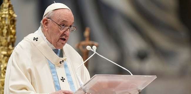 Paus Fransiskus saat memberi pesan perdamaian di awal tahun 2022. (Foto: reuters)
