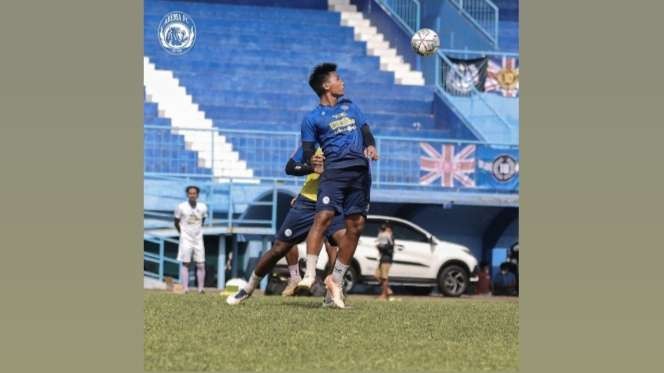 Skuad Arema FC saat menjalani sesi latihan di Stadion Kanjuruhan, Kabupaten Malang (Instagram:@aremafcofficial)