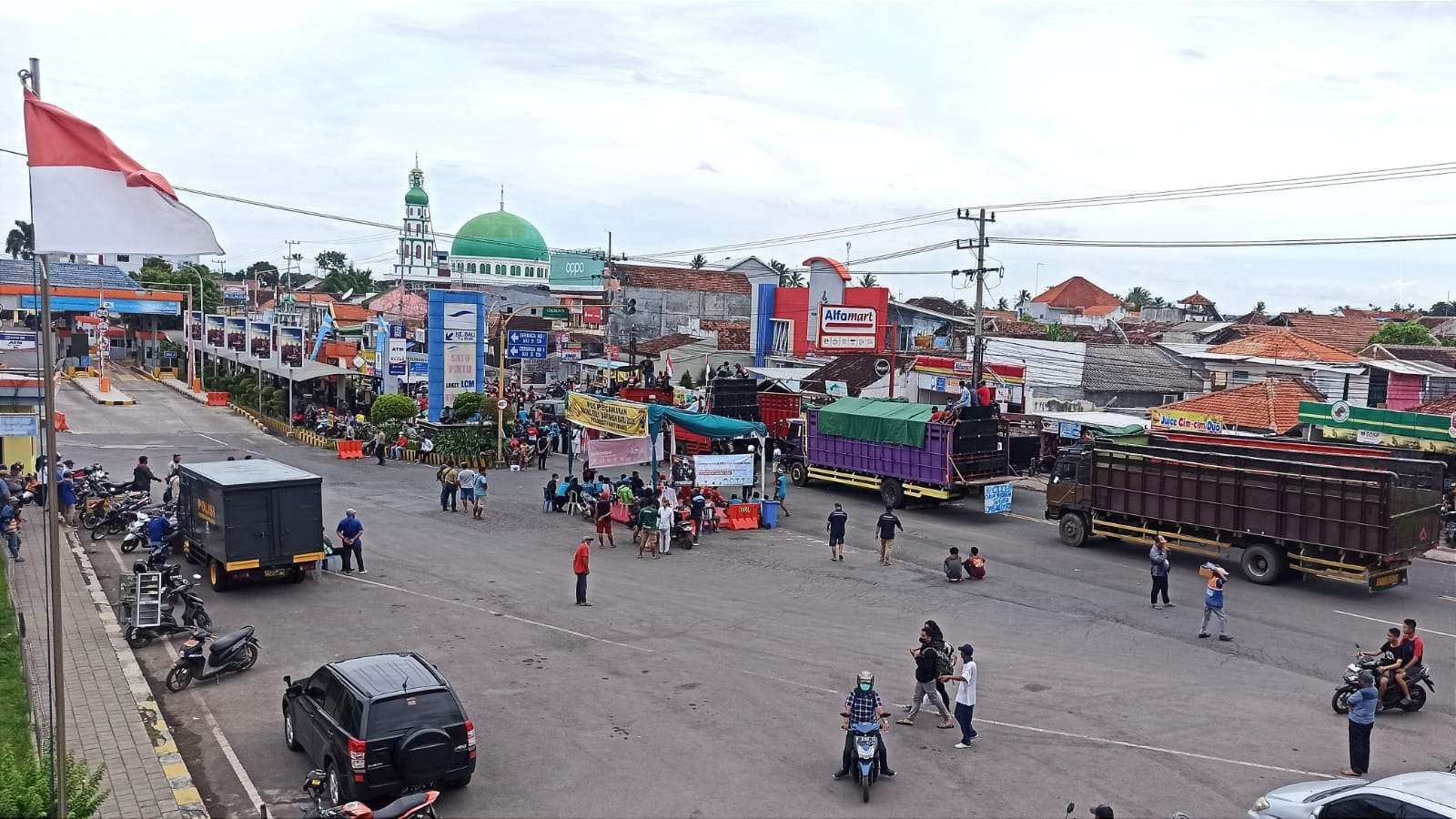Ratusan kendaraan logistik memenuhi jalan raya depan pelabuhan penyeberangan Ketapang-Gilimanuk. (Foto: Muh Hujaini/Ngopibareng.id)
