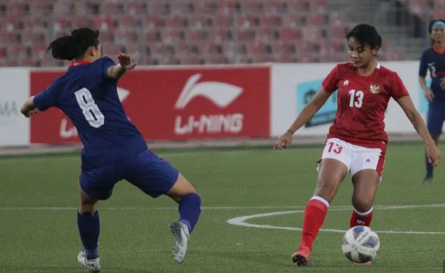 Timnas Putri Indonesia melawan Singapura di babak kualifikasi Piala Asia 2022. (Foto: PSSI)