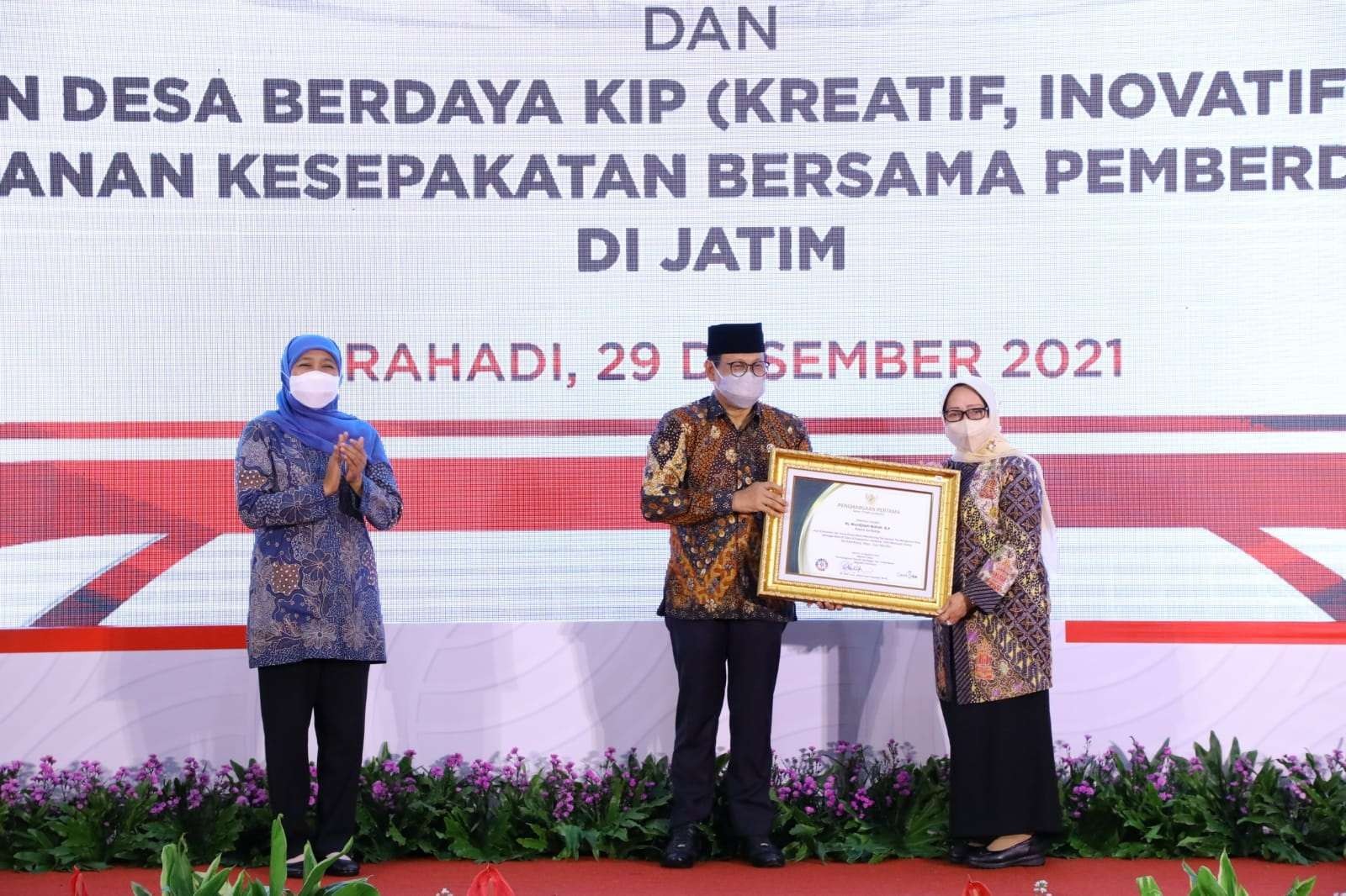 Bupati Jombang Mundjidah Wahab saat menerima penghargaan dari Menteri Desa PDTT Abdul Halim Iskandar. (Foto: Istimewa)