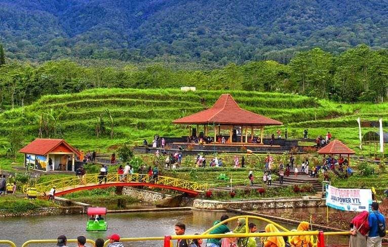 Tempat wisata Eco Park Krucil, Kabupaten Probolinggo yang saat liburan Tahun Baru 2022 dibanjiri wisatawan. (Foto: Ikhsan Mahmudi/Ngopibareng.id)