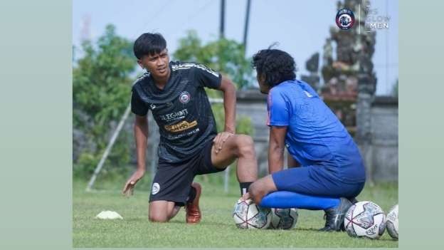 Pemain Arema FC saat mulai menjalani sesi latihan di Bali (Instagram:@aremafcofficial)
