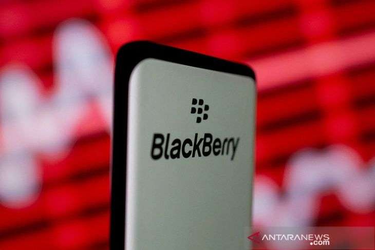 Arsip Foto - Logo Blackberry terlihat pada smartphone di depan grafik stok yang ditampilkan dalam ilustrasi ini diambil Jumat, 5 Februari 2021. (Foto: Antara/REUTERS/Dado Ruvic)
