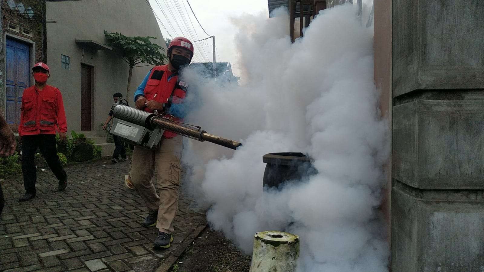 Relawan PMI Jember melakukan fogging memberantas nyamuk penyebab demam berdarah (Foto:Istimewa)