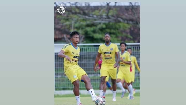 Skuad Arema FC saat menjalani sesi latihan. (Foto: Instagram:@aremafcofficial)