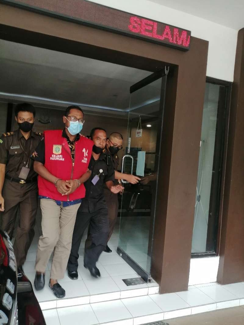 H, anggota DPRD sekaligus mantan Ketua DPC PAN Kota Pasuruan ditahan oleh Kejaksaan Negeri Kota Pasuruan. (Foto: Laily/Ngopibareng.id)