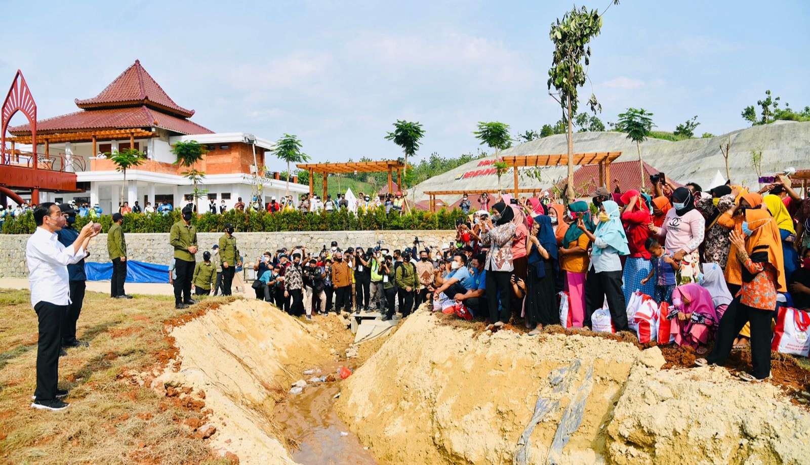 Presiden Jokowi menyapa petani setelah meresmikan Bendungan Randugunting di Kabupaten Blora Jateng. (Foto: Setpres)