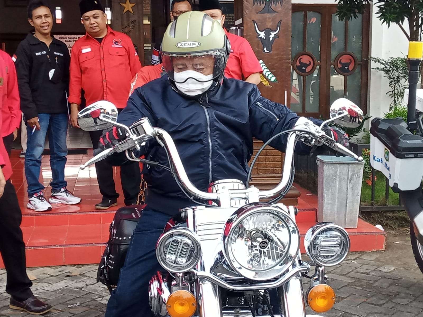 Bupati Malang, Muhammad Sanusi saat mengendarai motor gede miliknya di halaman kantor DPC Kabupaten Malang (Foto: Lalu Theo/ngopibareng.id)