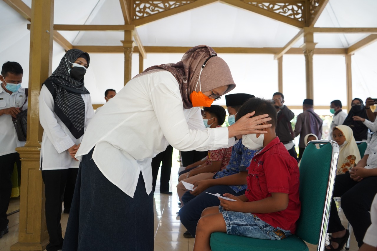 Wabup Lumajang Indah Amperawati ketika berikan santunan yatim piatu Covid-19 dari Pertamina Foundation. (Foto: Kominfo Lumajang)