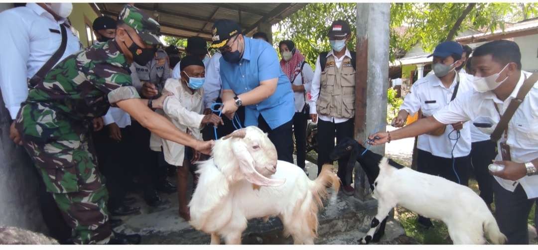 Bupati Kediri menyerahkan bantuan sepasang kambing kepada Mbah Katimen. (Fendhy Plesmana/Ngopibareng.id)