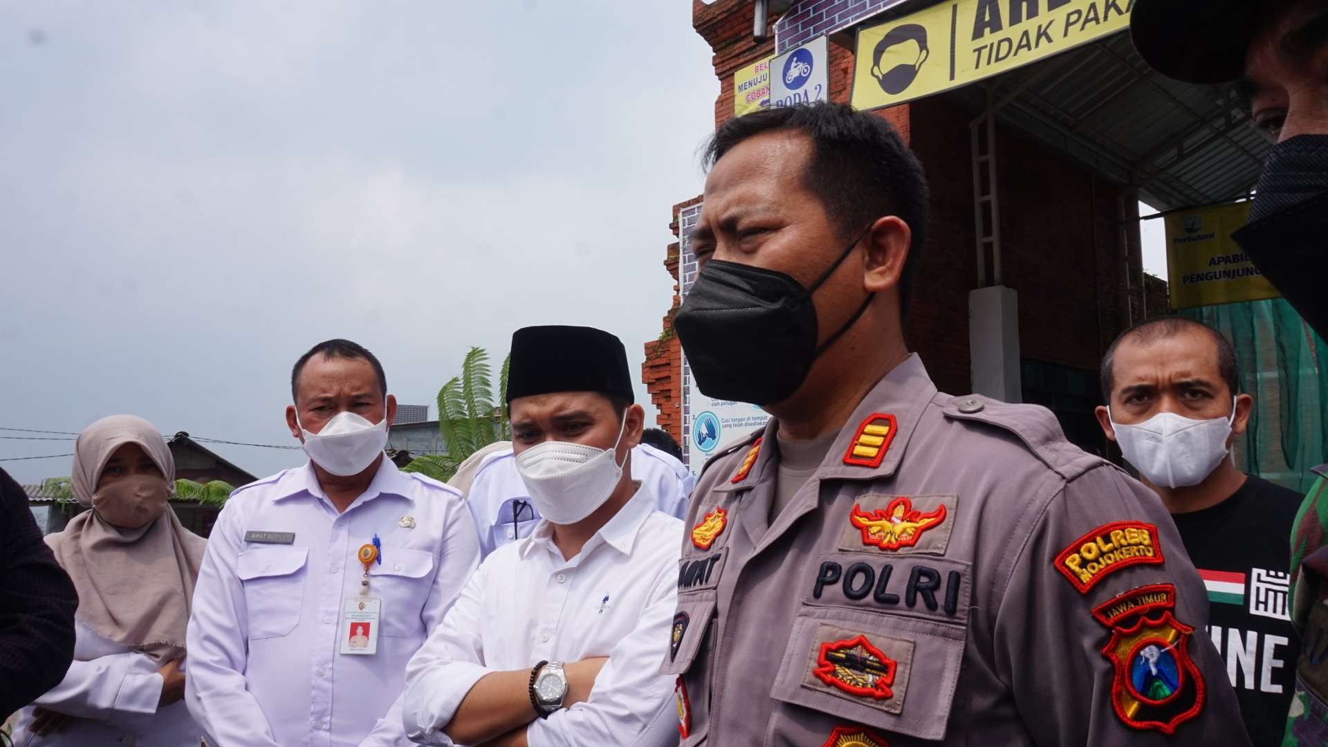 Kapolsek Pacet didampingi Wakil Bupati Mojokerto saat memberi keterangan kepada wartawan.(Foto: Deni Lukmantara/Ngopibareng.id)