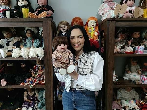 Furi Harun dan koleksi boneka arwahnya. (Foto: Instagram)
