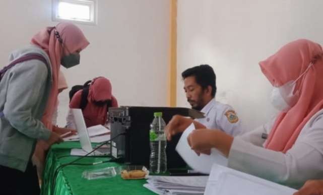Para guru PPPK 2021 melakukan pemberkasan untuk mendapatkan NIP di kantor Dinas Pendidikan Bondowoso. (Foto: Guido/Ngopibareng.id)