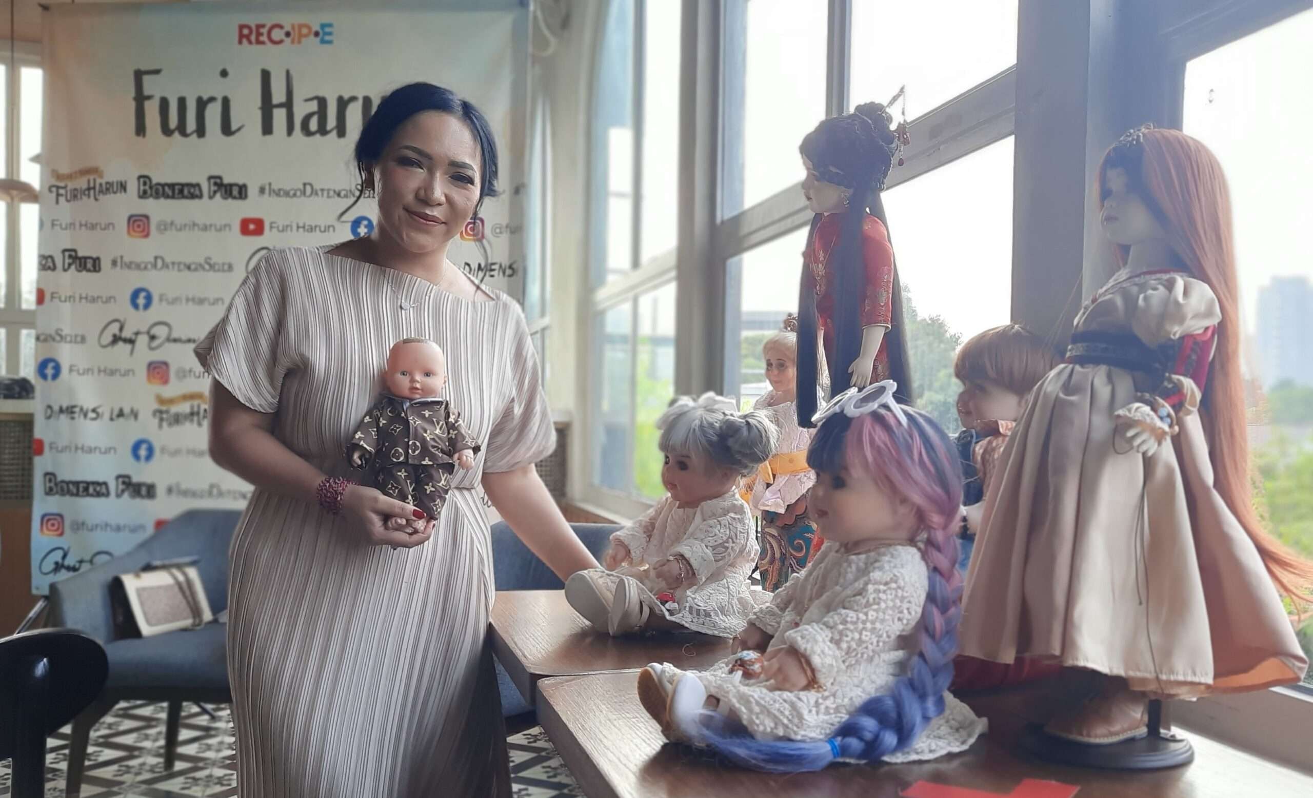Furi Harun dan koleksi boneka arwah miliknya. (Foto: Instagram)