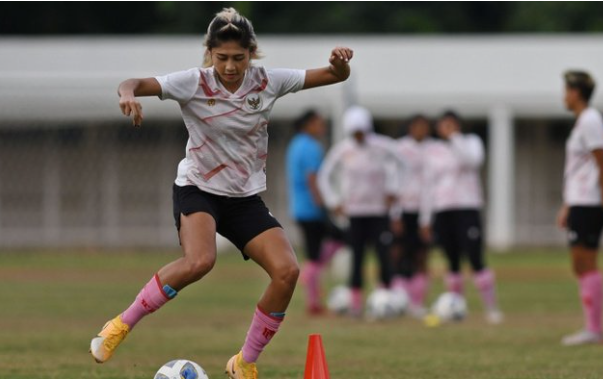 Pesepak bola Timnas Putri Indonesia Zahra Muzdalifah. (Foto: tirto)