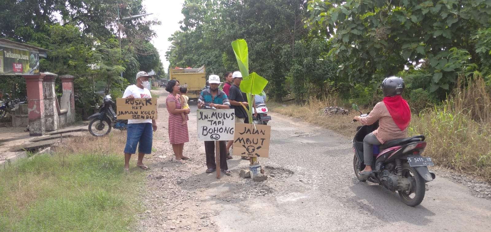 Warga Dusun Kedondong, Desa Blimbing, Kecamatan Kesamben, Kabupaten Jombang menuntut Pemkab melakukan perbaikan terhadap ruas jalan desa yang sudah puluhan tahun mengalami kerusakan. (Foto: Istimewa)