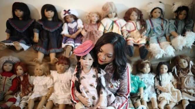 Furi Harun dan ratusan koleksi boneka arwahnya. (Foto: Istimewa)