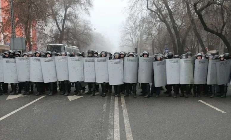 Polisi Kazakhstan berjaga-jaga, setelah menangkap sekitar 2.000 orang di kota terbesar, Almaty. (Foto: TASS)