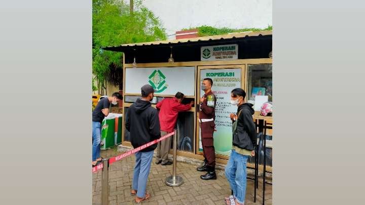 Para pelanggar lalin saat mengurus denda administrasi tilang di kantor Kejari Kota Malang (Foto: istimewa)