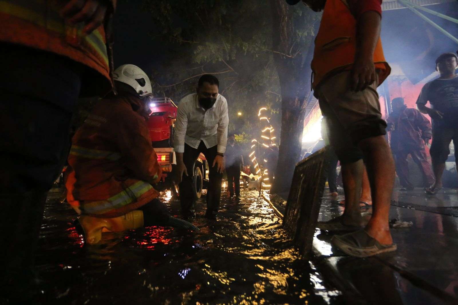 Walikota Surabaya Eri Cahyadi saat meninjau banjir di Jalan Dharmahusada, Jumat 7 Januari 2021.. (Foto: Istimewa)