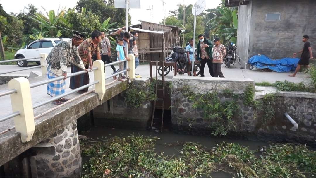 Tim DLH Kabupaten Mojokerto meninjau Sungai Ledeng di Mojokerto. (Foto: Demi Lukmantara/Ngopibareng.id)