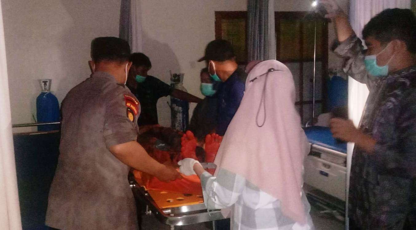 Petugas mengevakuasi korban yang tersengat listrik ke rumah sakit (Foto: Istimewa)