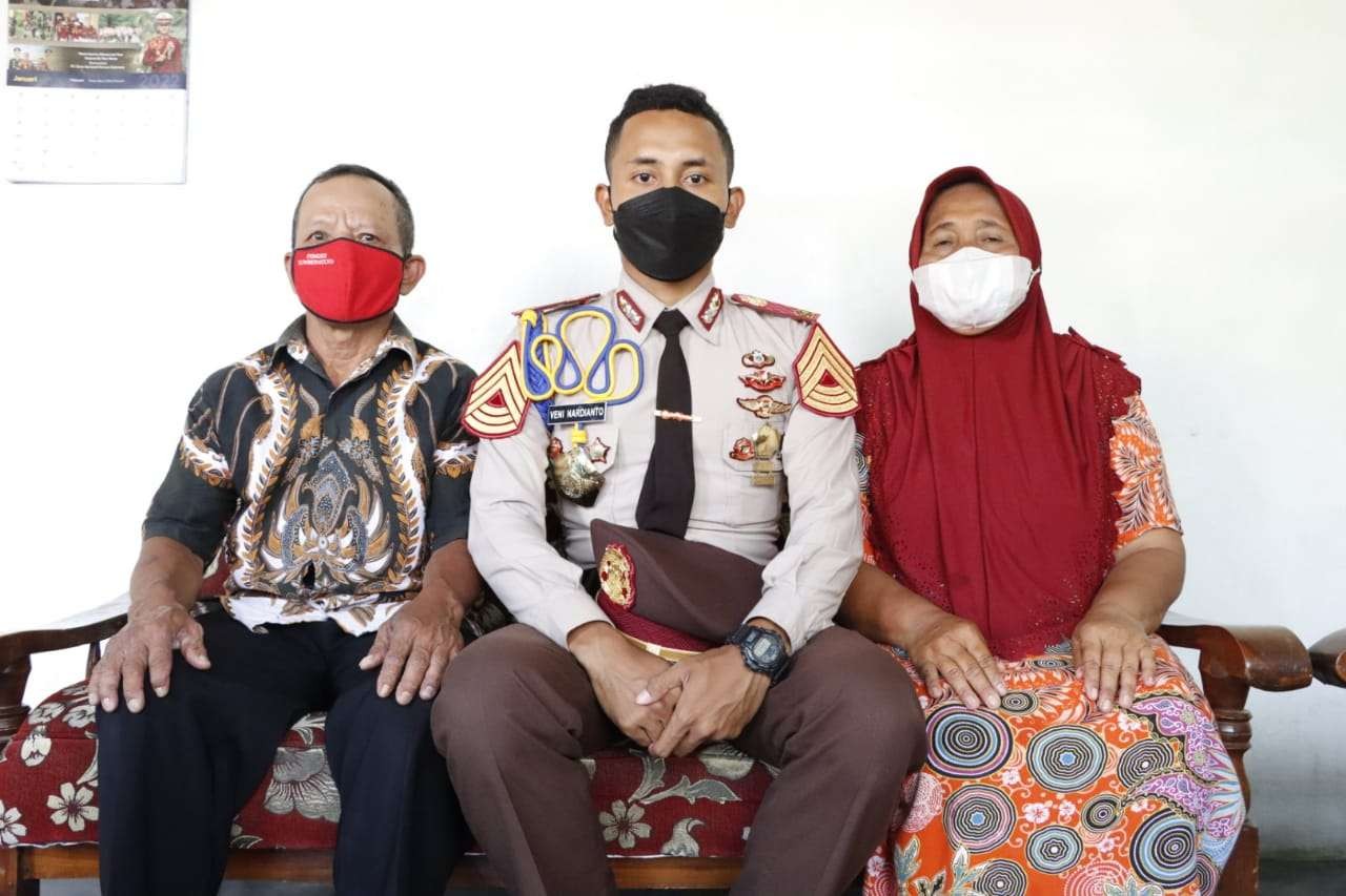 Veni Nardianto, putra daerah asli Desa Ngudirejo, Kecamatan Diwek, Kabupaten Jombang, bersama kedua orang tuanya. (Foto: Istimewa)