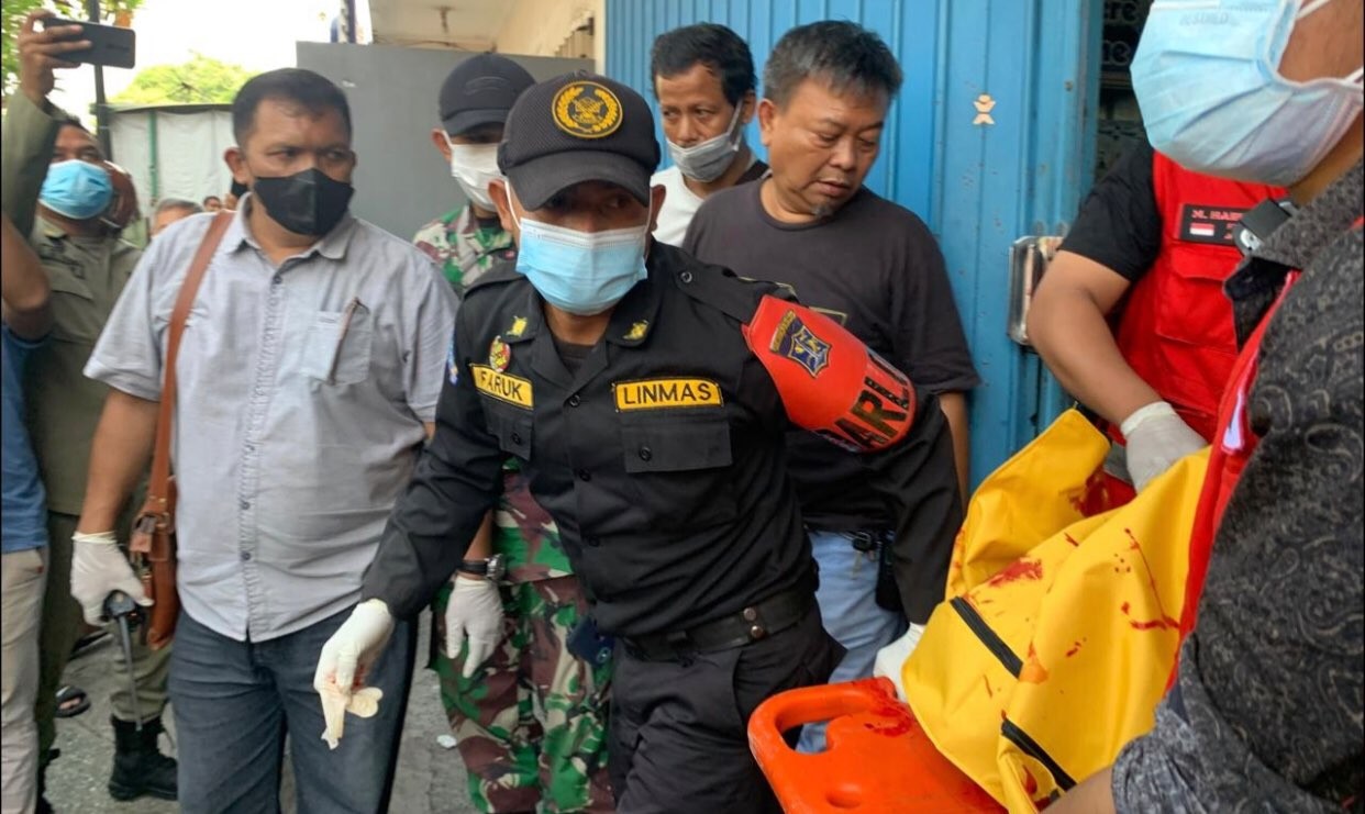 Proses evakuasi jenazah pria paruh baya di Jalan Manukan Tama (Foto: dok. Call Center Surabaya)