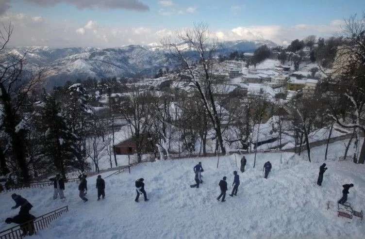 Wisatawan sedang menikmati salju di bukit Pakistan. (Foto: Ant)