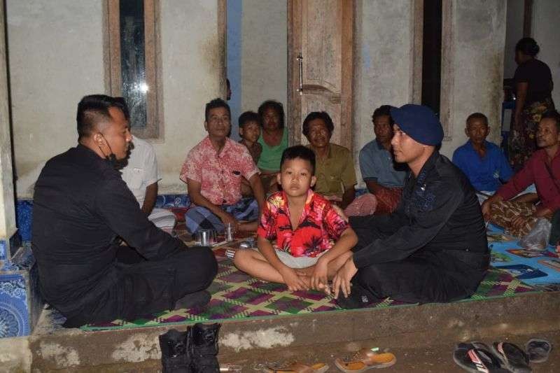 Moh Faris Alga (tengah) warga Desa Kidang, Lombok Tengah, Nusa Tenggara Barat (NTB) yang hilang selama 17 bulan ditemukan di area Sirkuit Mandalika. (Foto: Ant)