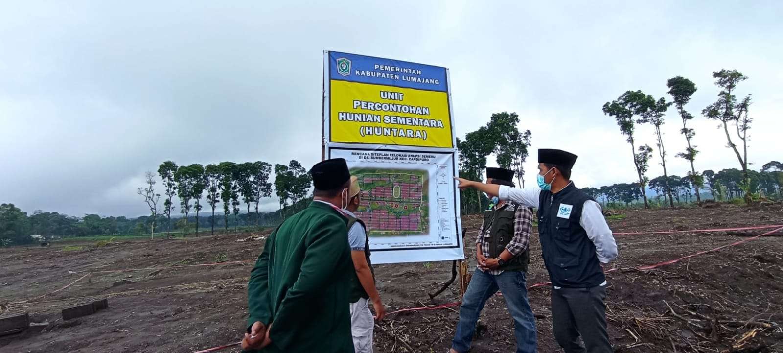Tim NU Peduli melakukan survei lahan relokasi di Ds Sumbermujur Kec Candipuro Kab Lumajang, Jawa Timur. (Foto: Istimewa)